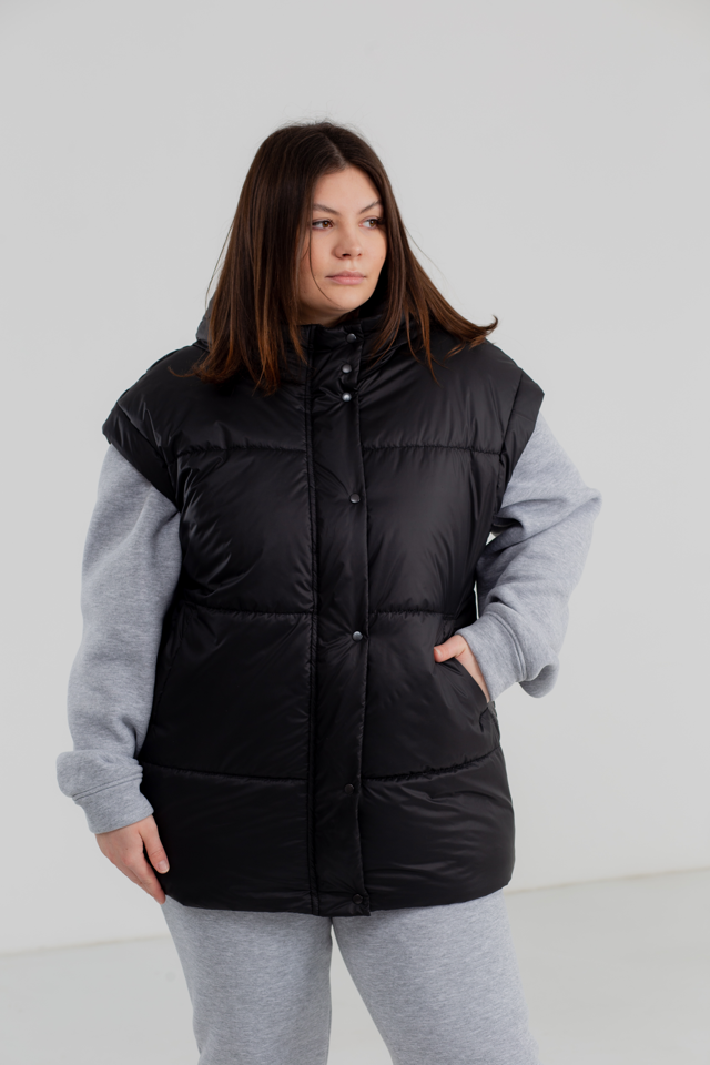 ibll3rghek2bpzhwwgtdfkkh-large Жилетка жіноча 23.1890, 48(XL), 50(2XL), 52(3XL), чорний, трендова жилетка зі спущеним плечем та капюшоном у збільшених розмірах - Зображення 1