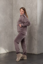 Костюм жіночий 23.1867, 48(XL), 50(2XL), 52(3XL), шоколад 1, стиль casual (кежуал), велюровий костюм у збільшених розмірах, з кишенею-кенгуру - Зображення 2
