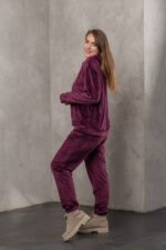 Костюм жіночий 23.1867, 48(XL), 50(2XL), 52(3XL), марсал, стиль casual (кежуал), велюровий костюм у збільшених розмірах, з кишенею-кенгуру - Зображення 3