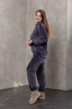 Костюм жіночий 23.1867, 48(XL), 50(2XL), 52(3XL), графіт 3, стиль casual (кежуал), велюровий костюм у збільшених розмірах, з кишенею-кенгуру - Зображення 2