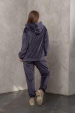 Костюм жіночий 23.1867, 48(XL), 50(2XL), 52(3XL), графіт 3, стиль casual (кежуал), велюровий костюм у збільшених розмірах, з кишенею-кенгуру - Зображення 3