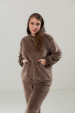 Костюм жіночий 23.1867, 48(XL), 50(2XL), 52(3XL), кофейний 3, стиль casual (кежуал), велюровий костюм у збільшених розмірах, з кишенею-кенгуру - Зображення 4