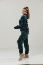 Костюм жіночий 23.1860, 50(2XL), 52(3XL), 54(4XL), смарагдовий, стильний велюровий спортивний костюм на замку у збільшених розмірах - Зображення 2