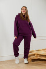 Костюм жіночий 22.1726, 48(XL), 50(2XL), 52(3XL), сливовий, спортивний утеплений костюм у збільшених розмірах, кофта з капюшоном та кишенею-кенгуру - Зображення 3