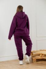 Костюм жіночий 22.1726, 48(XL), 50(2XL), 52(3XL), сливовий, спортивний утеплений костюм у збільшених розмірах, кофта з капюшоном та кишенею-кенгуру - Зображення 4