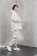 Жіночий костюм 23.2085 48(XL)- 50(2Xl), 52(3Xl)-54(4XL), колір ніжно-молочний - Зображення 2