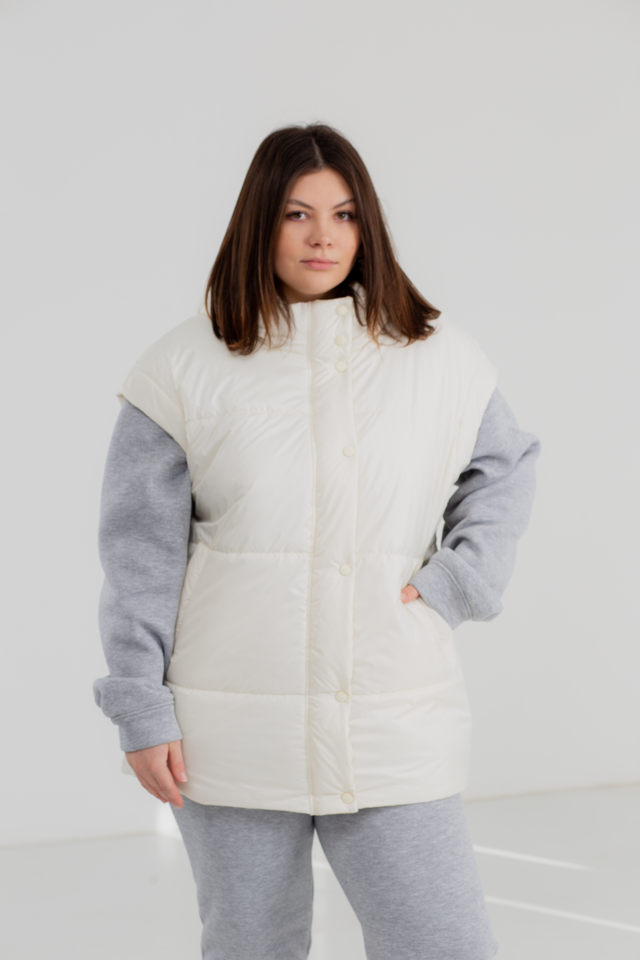 iqwlrdotr0agt2uamrjy0uxt-large Жилетка жіноча 23.1890, 48(XL), 50(2XL), 52(3XL), молочний, трендова жилетка зі спущеним плечем та капюшоном у збільшених розмірах - Зображення 1