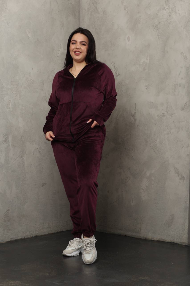 istynjtnetxoyvi2qf0vbruf-large Костюм жіночий 23.1860, 50(2XL), 52(3XL), 54(4XL), марсал, стильний велюровий спортивний костюм на замку у збільшених розмірах - Зображення 1