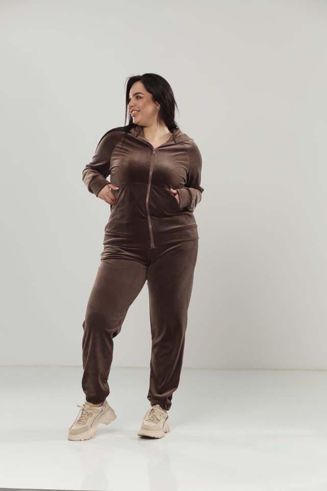 saife4olpsu5hyfvvojoctfx-large-1 Костюм жіночий 23.1860, 50(2XL), 52(3XL), 54(4XL), кофейний 3, стильний велюровий спортивний костюм на замку у збільшених розмірах - Зображення 1