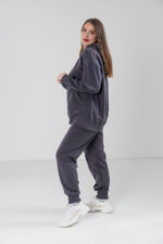 Костюм жіночий 23.1856, 48(XL), 50(2XL), 52(3XL), графіт, костюм у збільшених розмірах з подовженою кофтою в спортивному стилі, манжети - рібана - Зображення 2