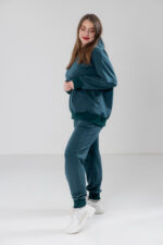 Костюм жіночий 23.1856, 48(XL), 50(2XL), 52(3XL), смарагдовий, костюм у збільшених розмірах з подовженою кофтою в спортивному стилі, манжети - рібана - Зображення 2