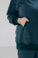 Костюм жіночий 23.1856, 48(XL), 50(2XL), 52(3XL), смарагдовий, костюм у збільшених розмірах з подовженою кофтою в спортивному стилі, манжети - рібана - Зображення 4