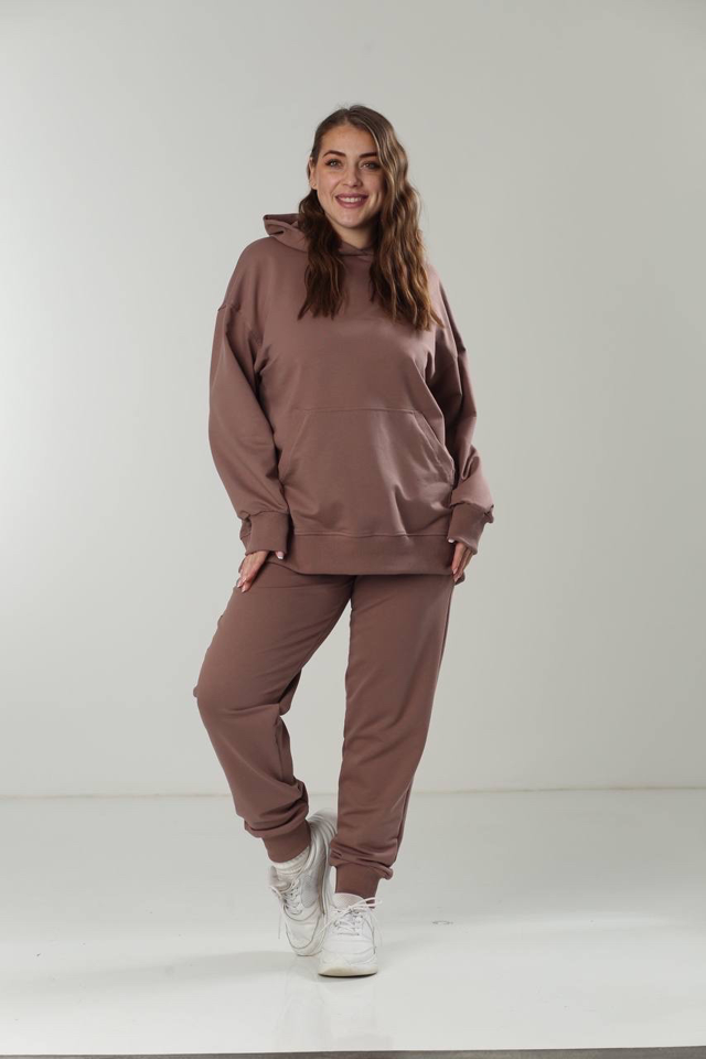 ycqo0hte4d2xgssrdjfsuawl-large Костюм жіночий 23.1856, 48(XL), 50(2XL), 52(3XL), капучіно, костюм у збільшених розмірах з подовженою кофтою в спортивному стилі, манжети - рібана - Зображення 1