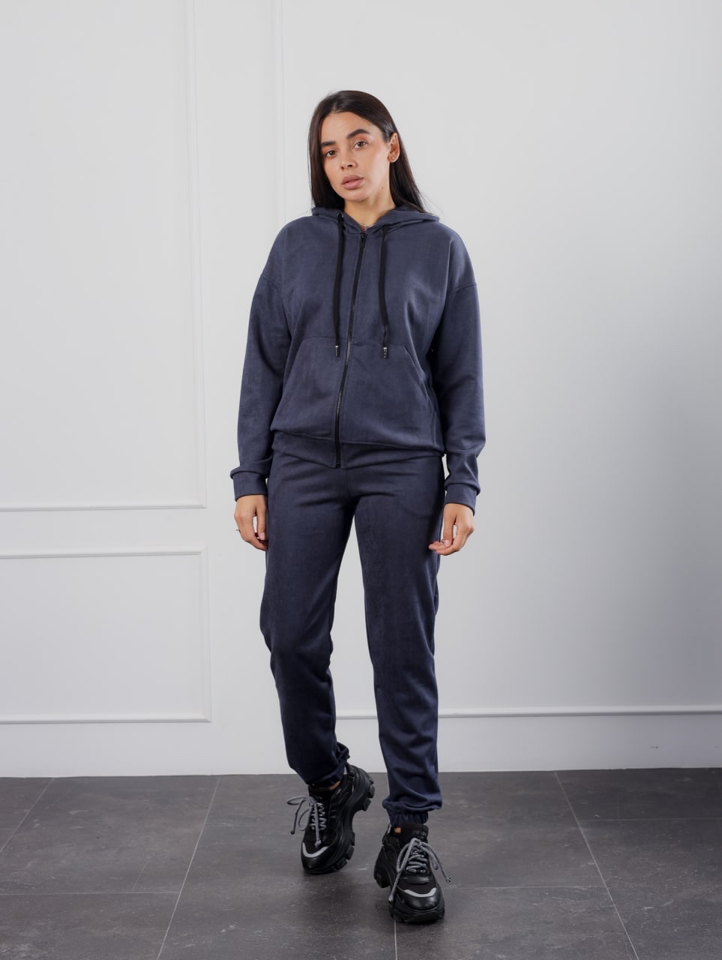 t0pfb51r2pwux2s23byozqbr-large Костюм жіночий 22.1417, 42(S), 44(M), 46(L), 48(XL), графіт, стиль casual (кежуал), замшевий костюм на замку - Зображення 1