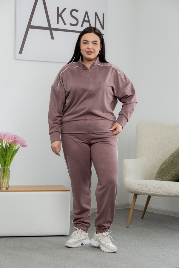 img_4851 Костюм 25.2611 б Замш тонкий, колір Кавовий, 48(XL), 50(ХХL), 52(3XL) - Зображення 1
