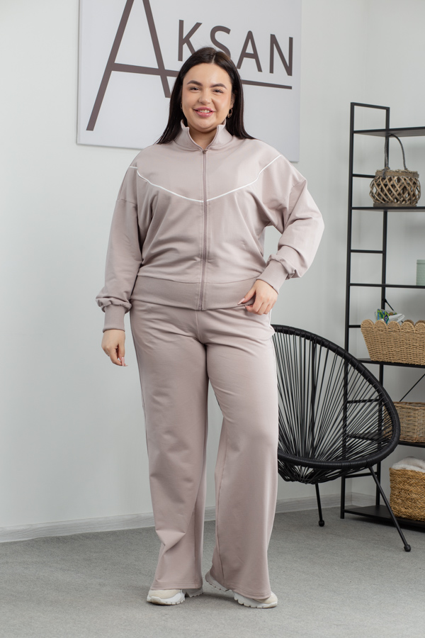 img_2165.jpg Костюм 25.2582 б Трикотаж двухнитка, колір Світле латте, 46(L), 48(XL), 50(ХХL) - Зображення 1