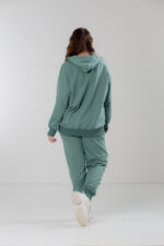 Костюм жіночий 23.1856, 48(XL), 50(2XL), 52(3XL), оливка, костюм у збільшених розмірах з подовженою кофтою в спортивному стилі, манжети - рібана - Зображення 3
