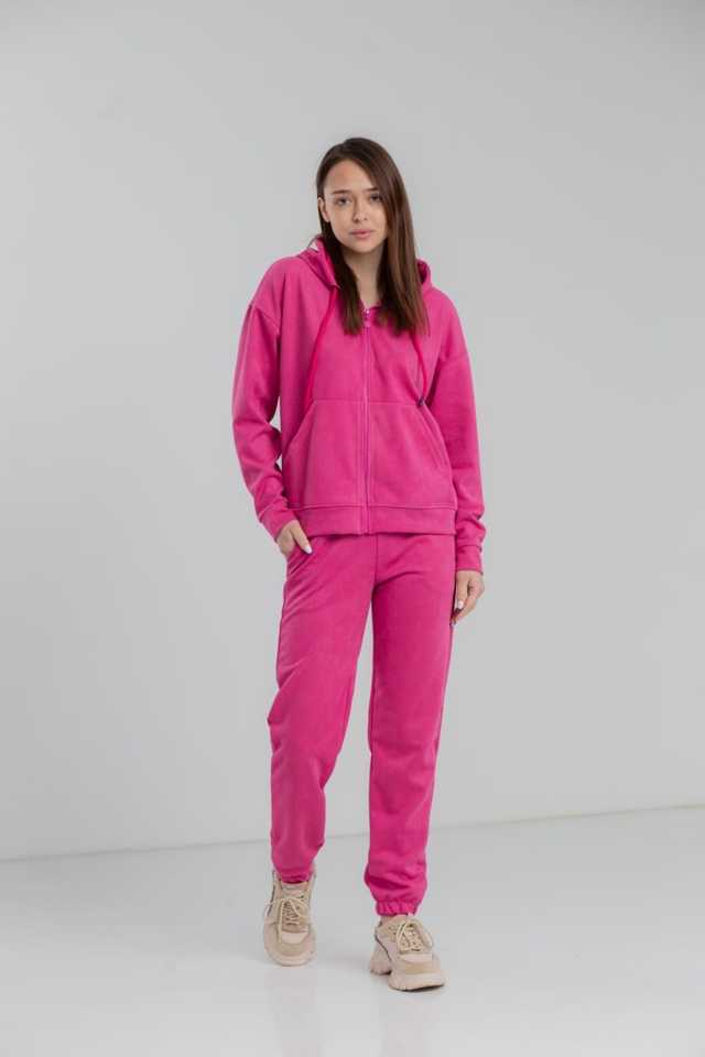 i3oq4zqgsz1rawo5unhuaegy-large-1 Костюм жіночий 22.1417, 42(S), 44(M), 46(L), 48(XL), малина 4, стиль casual (кежуал), замшевий костюм на замку - Зображення 1