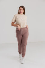 Штани жіночі 20.493, 48(XL), 50(2XL), 52(3XL), капучіно, спортивні джогери великих розмірів - Зображення 2
